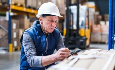 Une personne âgée au travail pour illustrer l'emploi des seniors