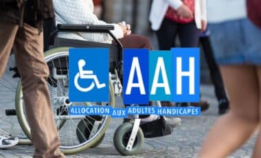 L'image illustre l'Allocation aux adultes handicapés (AAH), avec une personne en fauteuil roulant au premier plan et le logo AAH en évidence.