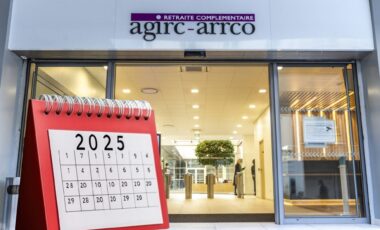 L'image montre l'entrée d'un bâtiment Agirc-Arrco avec un calendrier de l'année 2025 en premier plan.