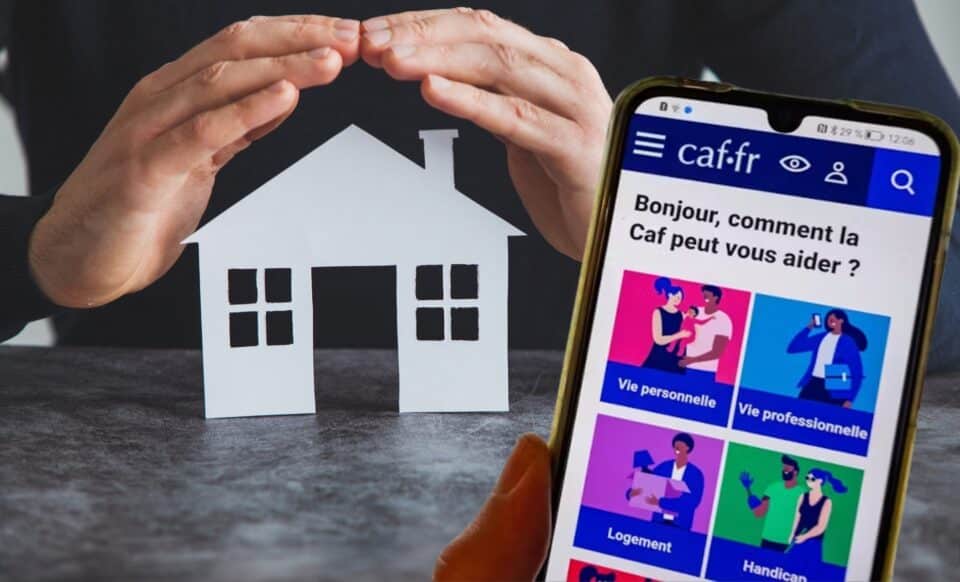 L'image illustre les services de la CAF, mettant en avant l'aide au logement avec une maison symbolique protégée par des mains et l'application mobile de la CAF affichée sur un smartphone.