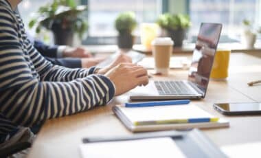 L'image montre une personne travaillant sur un ordinateur portable dans un environnement de bureau, évoquant une situation de formation professionnelle, liée à l'utilisation du Compte personnel de formation (CPF).