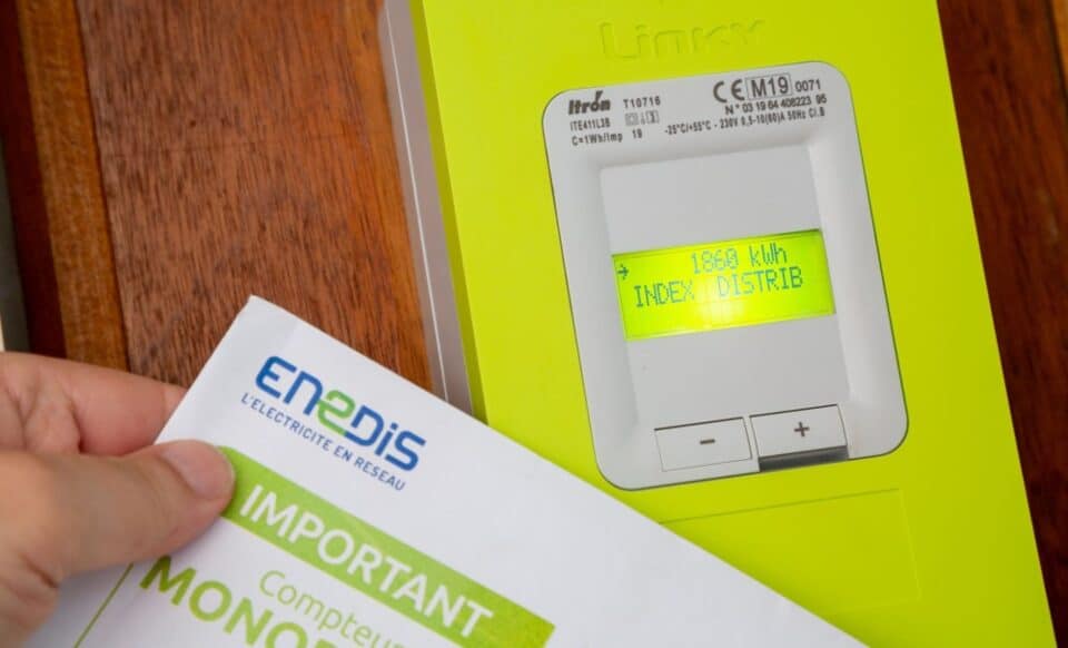 image du compteur Linky devant une note provenant du fournisseur d'énergie Enedis