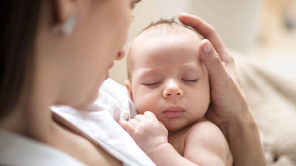 une photo d'une femme qui tient un bébé pour évoquer la natalité