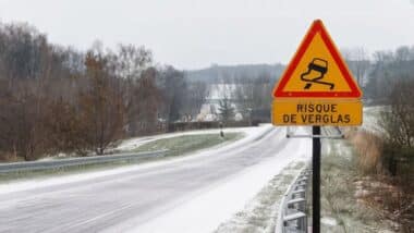 Une route avec un paneau qui alerte sur les risques de verglas pour illustrer la météo du jour