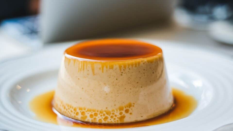 Un flan dans une petite assiette pour illustrer l'alerte de Rappel Conso