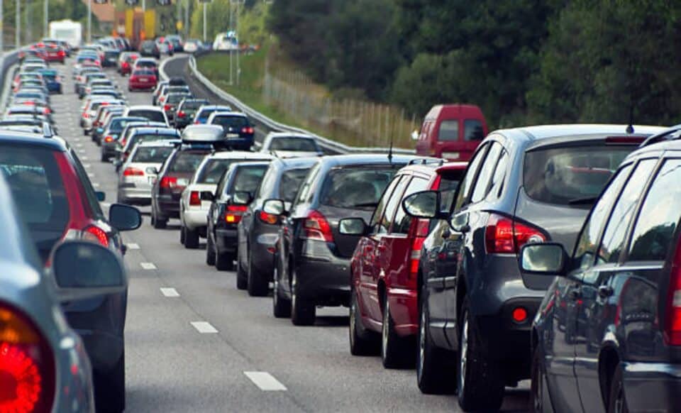 Une file de voiture en arrêt sur la route dans un emboutillage