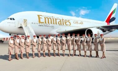 image de l'équipage d'Emirates devant l'avion de la compagnie aérienne