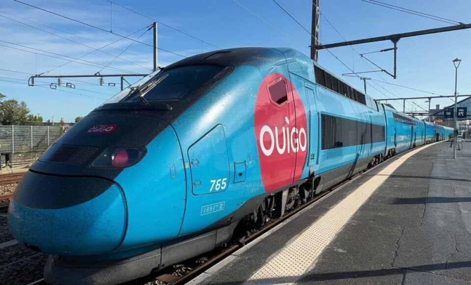 Un train Ouigo à quai, emblématique de la SNCF, prêt à partir malgré la mobilisation annoncée.