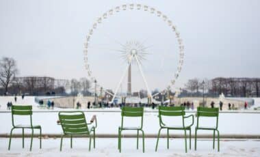 Une image montrant Paris sous la neige.