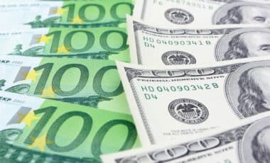 Des billets en euro et en dollar