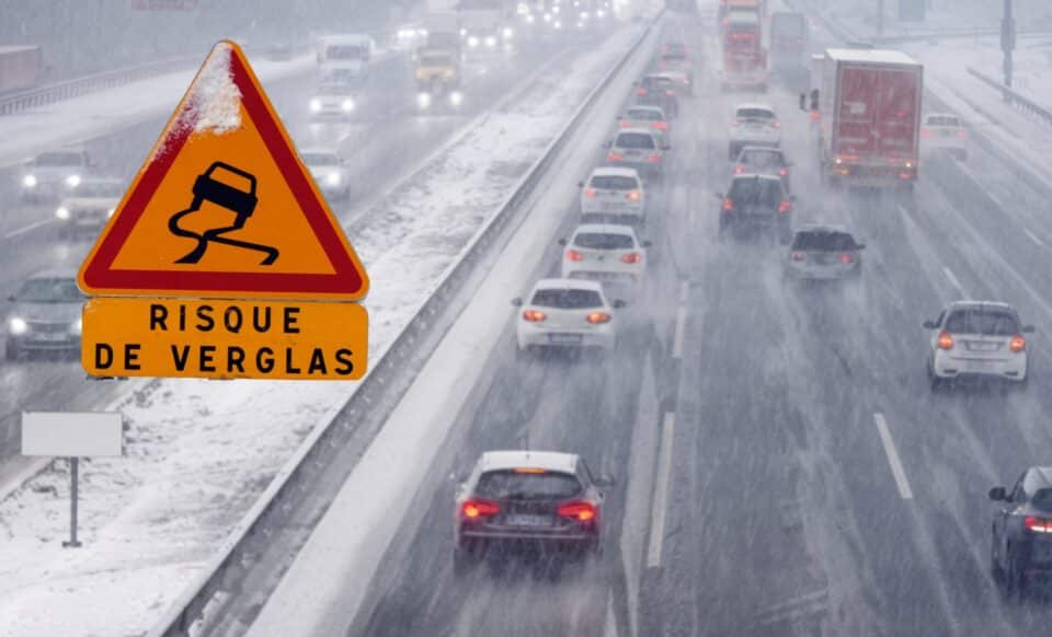 Cette image montre une autoroute enneigée avec un panneau signalant un risque de verglas. Les conditions hivernales, probablement surveillées par Météo France, rendent la circulation difficile, mettant en évidence les dangers actuels liés aux intempéries.