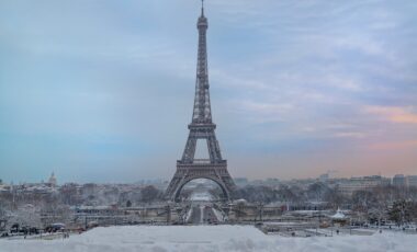 La Tour Eiffel sous un paysage enneigé, illustrant un épisode hivernal en Île-de-France.