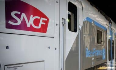 Un train sur lequel est imprimé le logo de la SNCF