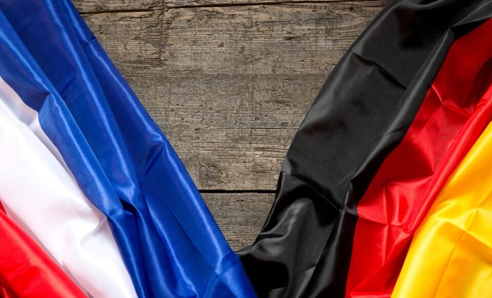 Les drapeaux de l'Allemagne et de la France pour illustrer l'impact de la récession allemande sur les entreprises françaises