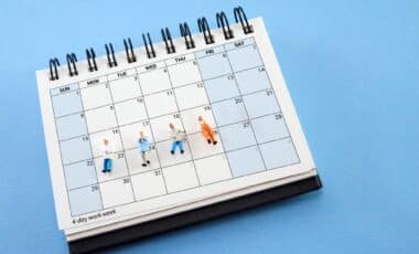 L'image montre un calendrier avec des figurines réparties sur quatre jours, symbolisant la semaine de quatre jours.