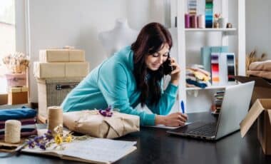 Une femme travaillant depuis chez elle pour illustrer le sujet des auto-entrepreneurs