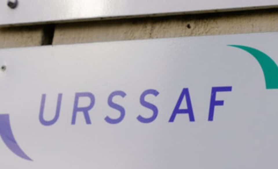 Plaque de l'Union de recouvrement des cotisations de Sécurité sociale et d'allocations familiales (URSSAF) pour évoquer les fraudes sociales