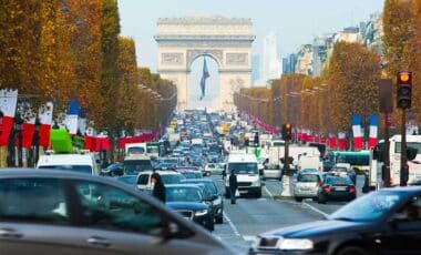 Trafic routier à Paris pour évoquer les nouvelles mesures anti-pollution en Ile-de-France