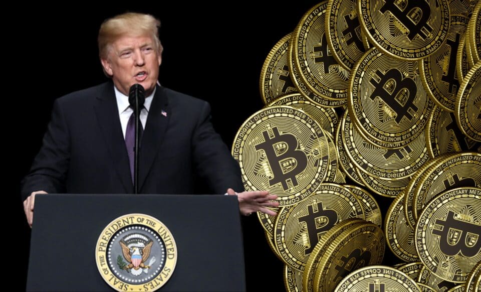 Donald Trump s’exprime derrière un pupitre présidentiel, avec en arrière-plan une multitude de pièces de Bitcoin, illustrant un lien entre la politique et les cryptomonnaies.