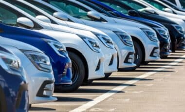 Une rangée de voitures alignées sur un parking, illustrant le retour du diesel sur le marché automobile.