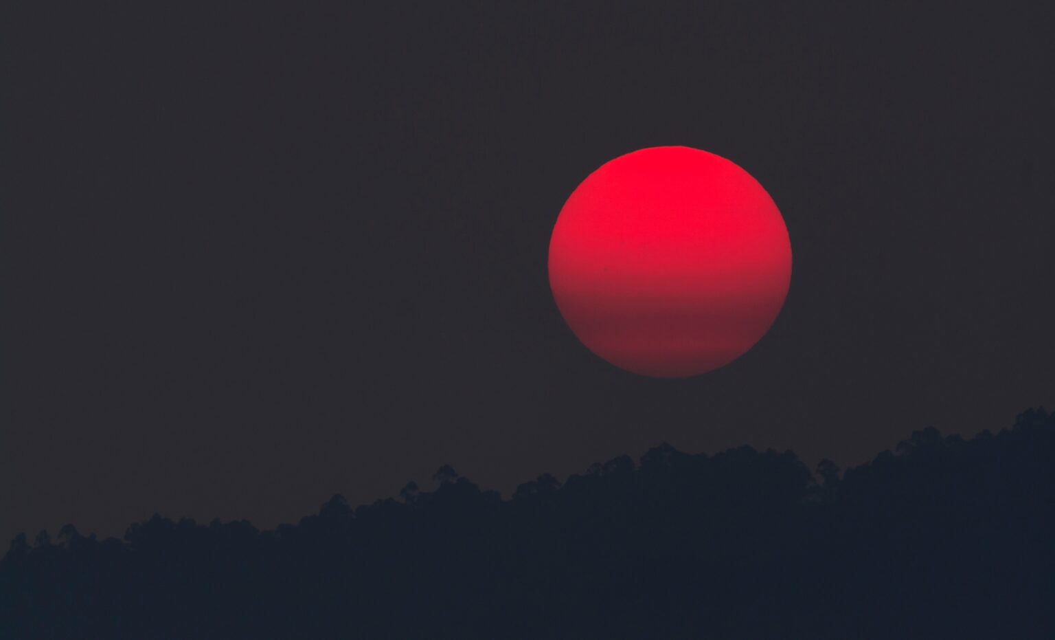 Lune rouge main image 1