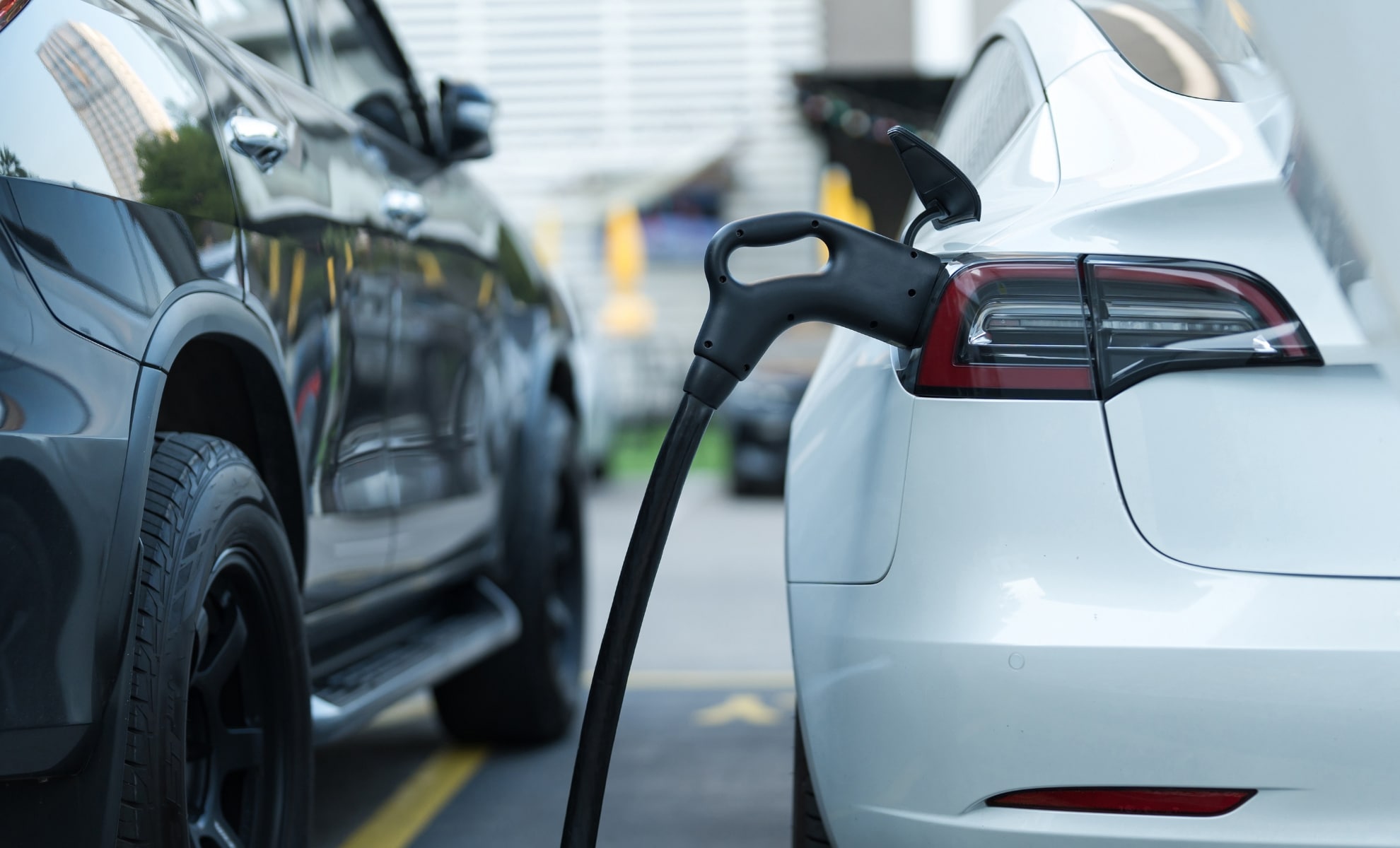 Econostrum.info Image montrant deux voitures électriques