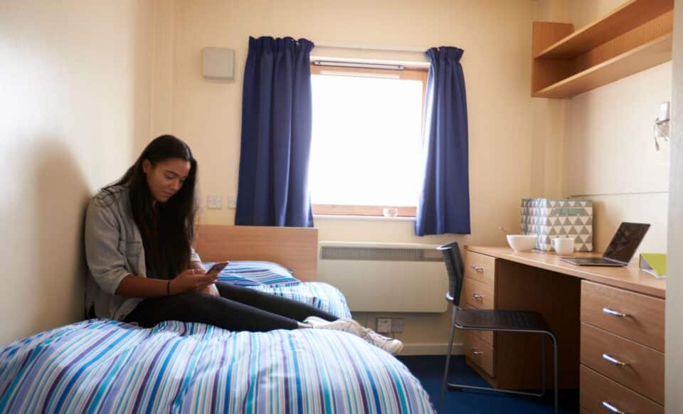 image d'une étudiante dans un logement étudiant pour illustrer l'APL étudiant