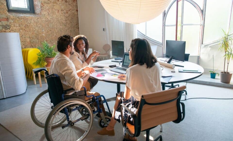 Des travailleurs handicapés dans un bureau pour illustrer le dispositif Cap emploi