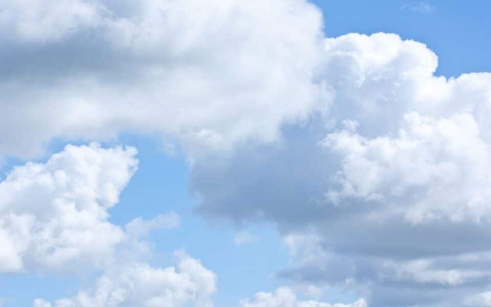 Photo d'une météo partiellement éclaircie