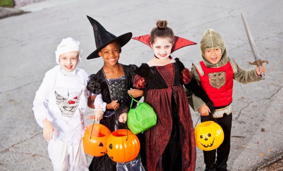 Image de plusieurs enfants portant des costumes pour enfants