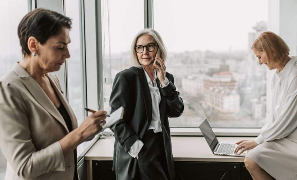 Image de trois femmes âgées actives pour illustrer les salariés expérimentés.