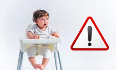 Un bébé est assis dans une chaise haute, tandis qu'un symbole d'alerte est visible, indiquant un potentiel problème ou danger lié à ce produit.