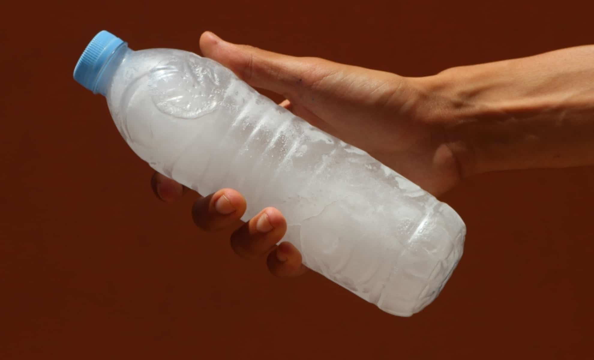 Fortes chaleurs : l’astuce économique qui transforme une bouteille d’eau en climatisation